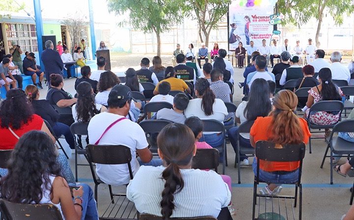 El Gobierno de Baja California Sur, en coordinación con las instituciones del sector salud, llevó a cabo el arranque de la Semana Nacional de Vacunación 2026, con el objetivo de proteger a niñas, niños, adolescentes, personas adultas y adultas mayores de enfermedades que pueden derivar en complicaciones graves. Durante esta jornada se prevé la aplicación de más de 10 mil biológicos gratuitos, seguros y eficaces, mediante 94 puestos de vacunación habilitados en los cinco municipios, informó la secretaria de Salud, Ana Luisa Guluarte Castro. Precisó que la campaña permanecerá activa hasta el dos de mayo en unidades médicas de todo el sector, donde se estarán aplicando vacunas contra sarampión, rubéola y parotiditis, así como contra neumococo, tétanos y difteria, entre otros padecimientos prevenibles. Para este 2026, el programa estatal incorpora la vacuna contra hepatitis A en niñas y niños de 18 meses, además de la inmunización contra el virus sincitial respiratorio dirigida a mujeres embarazadas entre las semanas 32 y 36 de gestación, lo que permite proteger la salud desde etapas previas al nacimiento, agregó. Estas acciones han favorecido que Baja California Sur se mantenga, durante las últimas cuatro semanas, sin casos activos de sarampión, enfermedad que suele afectar con mayor gravedad a la población infantil. En este sentido, Guluarte Castro convocó a la ciudadanía a acudir a centros de salud, clínicas y hospitales para iniciar o completar sus esquemas de vacunación, al subrayar que esta medida es fundamental para la protección individual y colectiva.