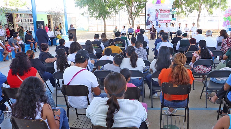 El Gobierno de Baja California Sur, en coordinación con las instituciones del sector salud, llevó a cabo el arranque de la Semana Nacional de Vacunación 2026, con el objetivo de proteger a niñas, niños, adolescentes, personas adultas y adultas mayores de enfermedades que pueden derivar en complicaciones graves. Durante esta jornada se prevé la aplicación de más de 10 mil biológicos gratuitos, seguros y eficaces, mediante 94 puestos de vacunación habilitados en los cinco municipios, informó la secretaria de Salud, Ana Luisa Guluarte Castro. Precisó que la campaña permanecerá activa hasta el dos de mayo en unidades médicas de todo el sector, donde se estarán aplicando vacunas contra sarampión, rubéola y parotiditis, así como contra neumococo, tétanos y difteria, entre otros padecimientos prevenibles. Para este 2026, el programa estatal incorpora la vacuna contra hepatitis A en niñas y niños de 18 meses, además de la inmunización contra el virus sincitial respiratorio dirigida a mujeres embarazadas entre las semanas 32 y 36 de gestación, lo que permite proteger la salud desde etapas previas al nacimiento, agregó. Estas acciones han favorecido que Baja California Sur se mantenga, durante las últimas cuatro semanas, sin casos activos de sarampión, enfermedad que suele afectar con mayor gravedad a la población infantil. En este sentido, Guluarte Castro convocó a la ciudadanía a acudir a centros de salud, clínicas y hospitales para iniciar o completar sus esquemas de vacunación, al subrayar que esta medida es fundamental para la protección individual y colectiva.
